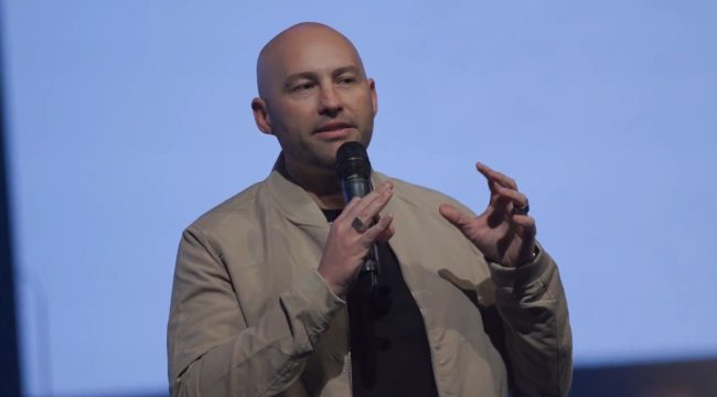 Основатель Glow Church Джоэл Кэйв рассказал о своем психическом кризисе