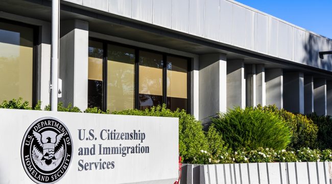 Суд приостановил операцию повторной проверки беженцев Трампа, раскритиковав 'ошибочную интерпретацию'