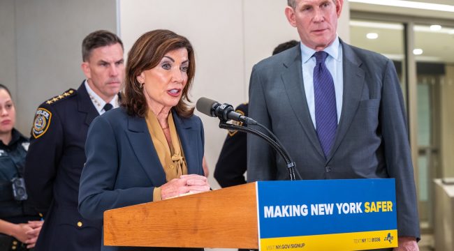 Губернатор Нью-Йорка Кэти Хохул благодарит Бога за спасение пассажиров после крушения маленького самолета на Гудзоне