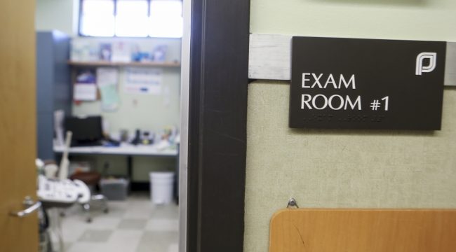 Активист движения за жизнь получил разрешение использовать усилитель звука у абортария в Эшвилле