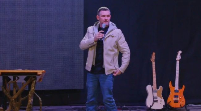 Пастор Грег Локк опроверг арест, несмотря на запись о задержании