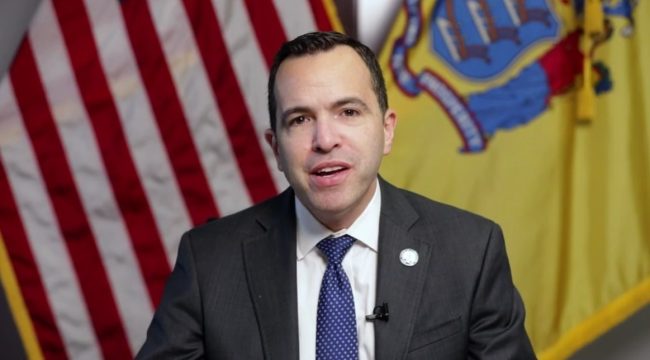 Этическая жалоба на генерального прокурора Нью-Джерси из-за обращения с центрами поддержки жизни