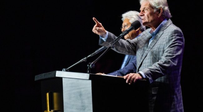 Фрэнклин Грэм донес послание Евангелия до более чем 89 000 человек в Перу: 'Только кровь Иисуса может спасти вас'