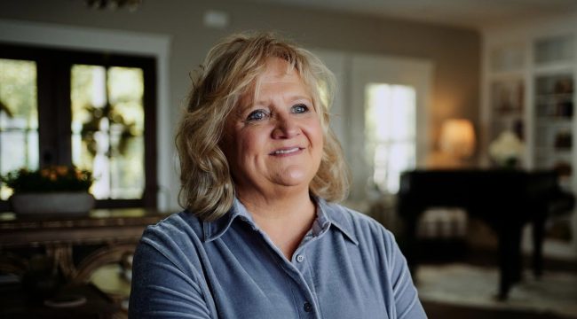 Чонда Пирс рассказывает о предательстве отца-пастора и исцелении во Христе в документальном фильме «Он называет меня дочерью»