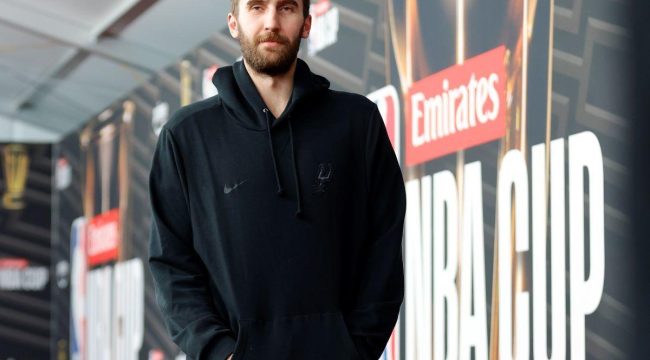 НБА отменяет акцию, связанную с клубом стриптиза в Атланте, после критики игрока Спёрс Люка Корнета