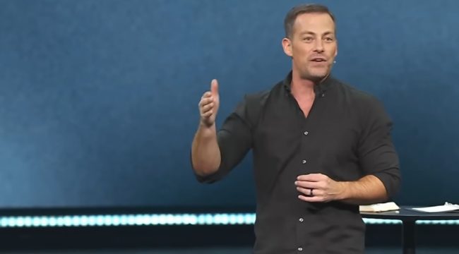 Пастор Джош Хауэртон призывает сожительствующие пары вступить в брак: 52 пары участвуют в совместной церемонии