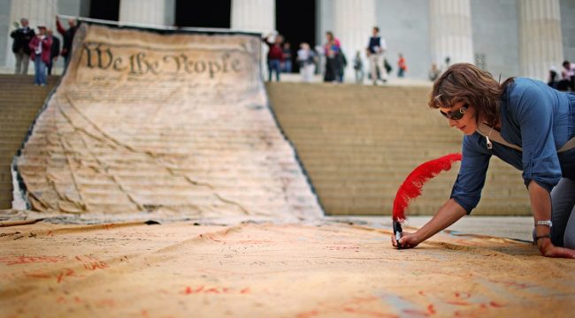 Свобода для поколения Alpha: 1 миллион Конституций США для школьников