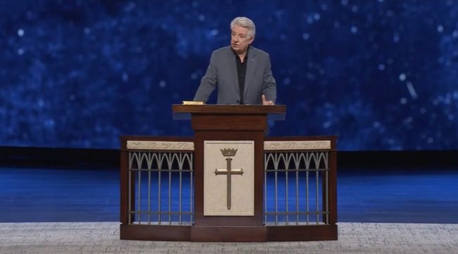 Мужчина выведен из церкви Prestonwood охраной во время проповеди о Израиле и войне в Иране