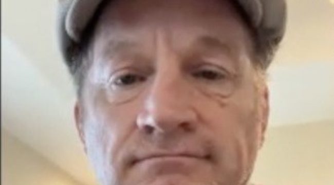 Тим Хокинс о 'Фист Бамп', чистом комедии и особенностях церкви