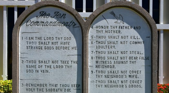 Суд запретил школьным округам Арканзаса размещать Десять заповедей
