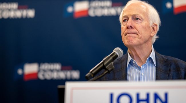 Сенатор Джон Корнин использует Десять заповедей против Кена Пакстона в «библейской» рекламе