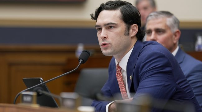 Конгрессмен Брендон Гилл предупреждает о массовой иммиграции мусульман и угрозе шариата: 'Это невероятно опасно'