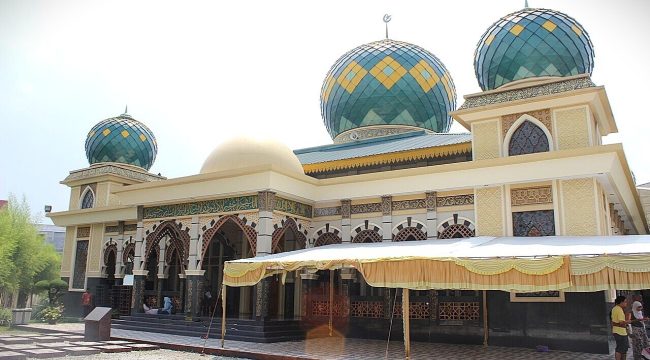 Мусульманская толпа остановила ремонт крыши церкви в Индонезии