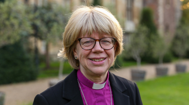 Новый архиепископ Кентерберийский Сара Маллали проходит историческую паломническую тропу перед своей инаугурацией