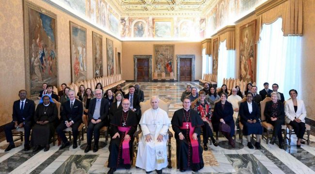 Папа призывает к единству Церкви в защите несовершеннолетних от злоупотреблений