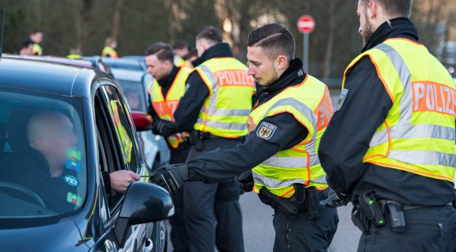 Председатель совета благодарит сотрудников федеральной полиции