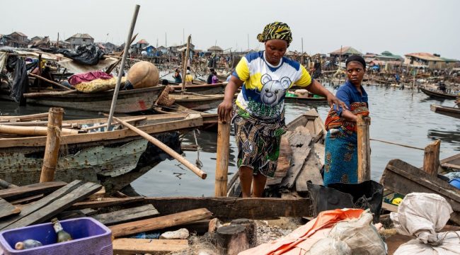 Нигерия выселяет 40 000 человек из плавающего трущобного поселка