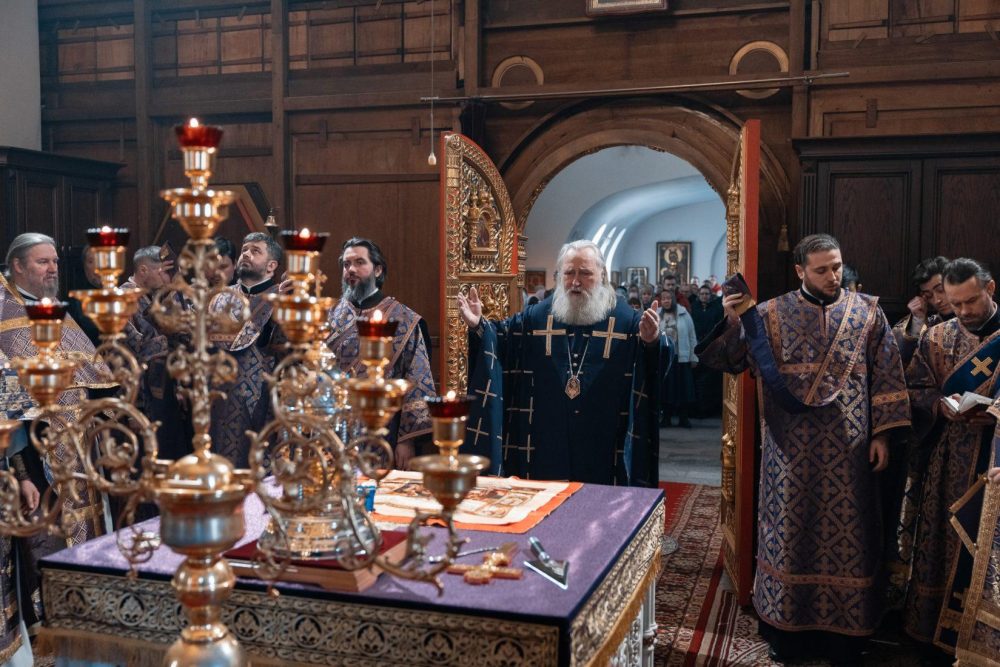 Митрополит Феогност провел Литургию Преждеосвященных Даров в храме на юге Москвы