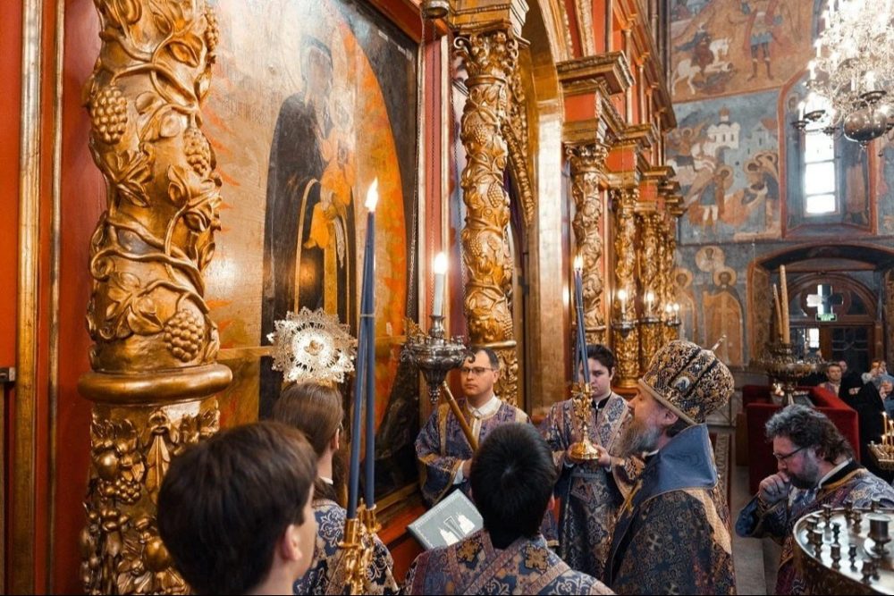 Митрополит Воскресенский Григорий совершил Литургию Преждеосвященных Даров в Архангельском соборе