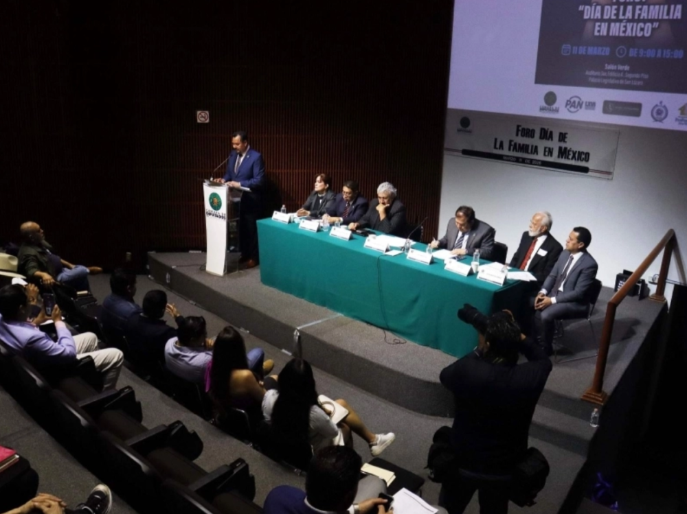 Депутат от оппозиции и евангельские пасторы призывают вернуться к семейным ценностям в Мексике