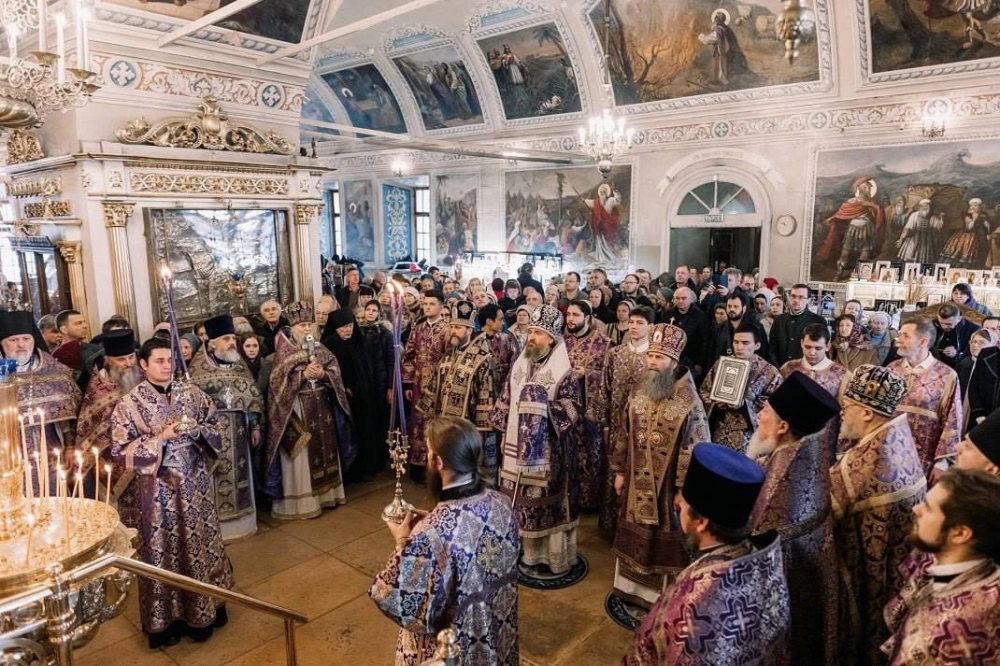 Митрополит Григорий совершил Литургию в храме Николая Чудотворца в Хамовниках