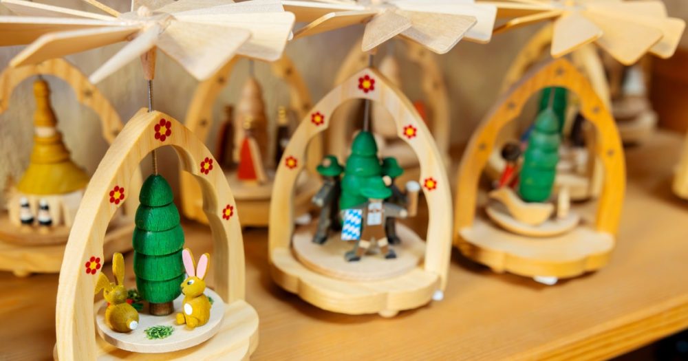 Пасхальный заяц безнадежно проигрывает Младенцу Христу