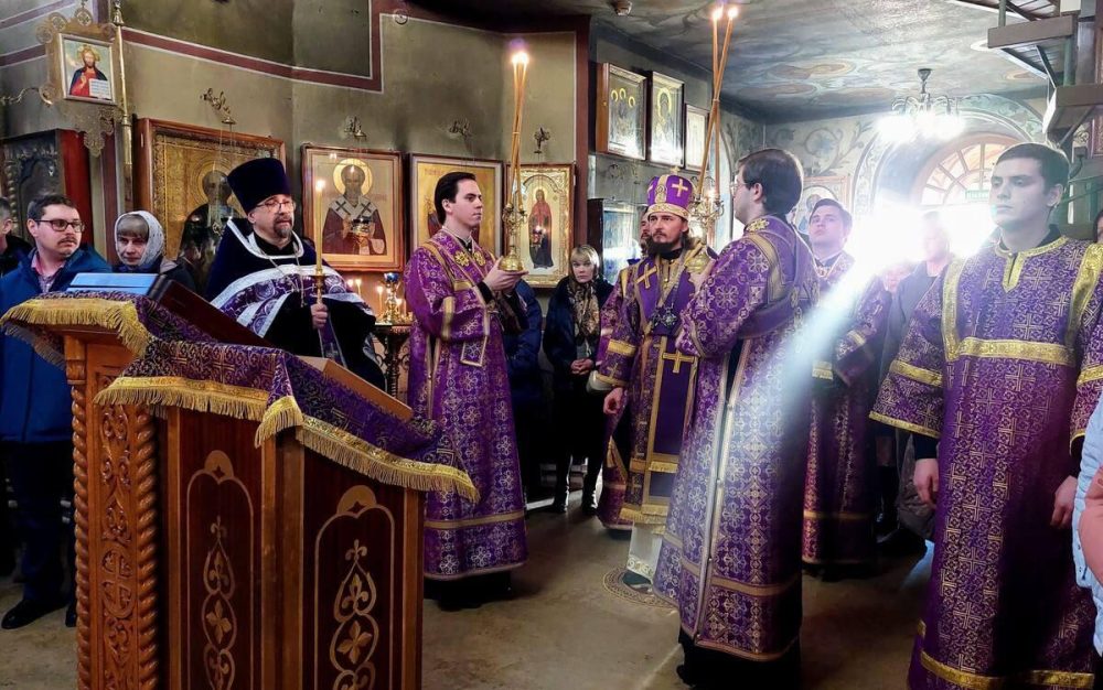 В храме Рождества Христова в Черневе прошло архиерейское богослужение