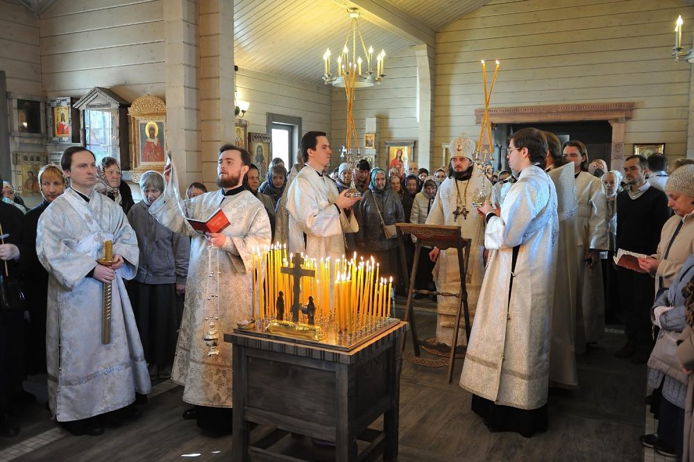 Епископ Алексий совершил Литургию в ясеневском храме Царственных страстотерпцев