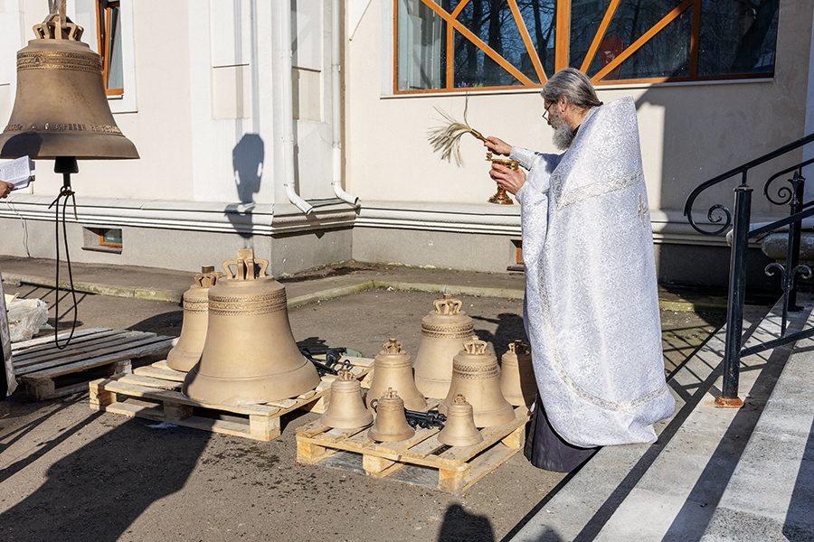 В московском храме в Бирюлеве освятили новые колокола