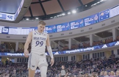 Мужская команда Хай-Пойнт объединена стихом Иоанна 15:13 перед первой победой в турнире NCAA