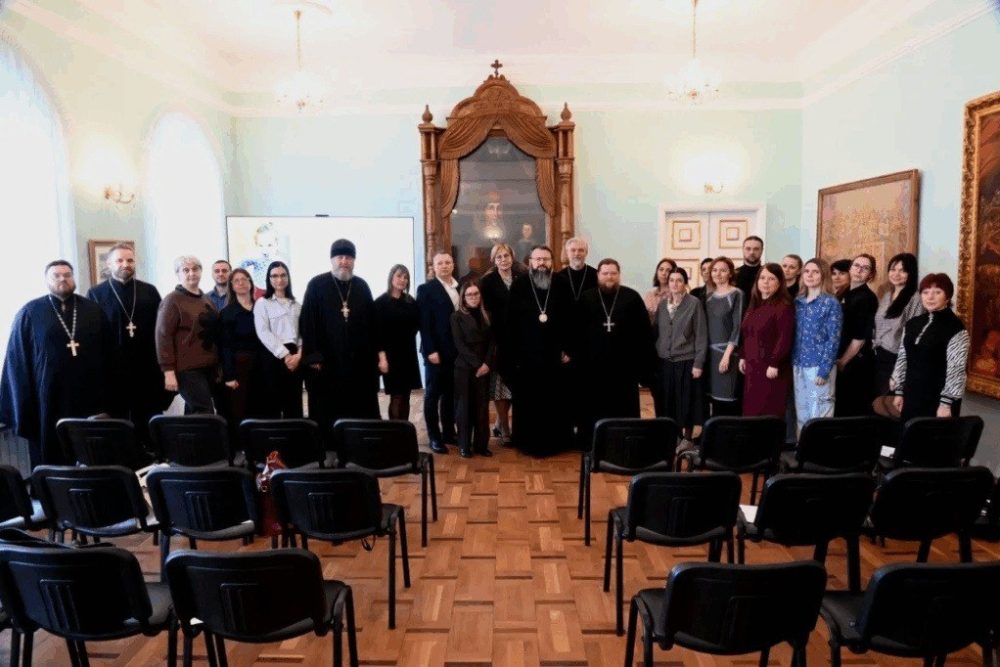 В Смоленске обсудили церковную помощь детям-сиротам и приемным семьям