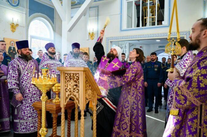 Митрополит Арсений освятил иконостас в храме при Академии МЧС России