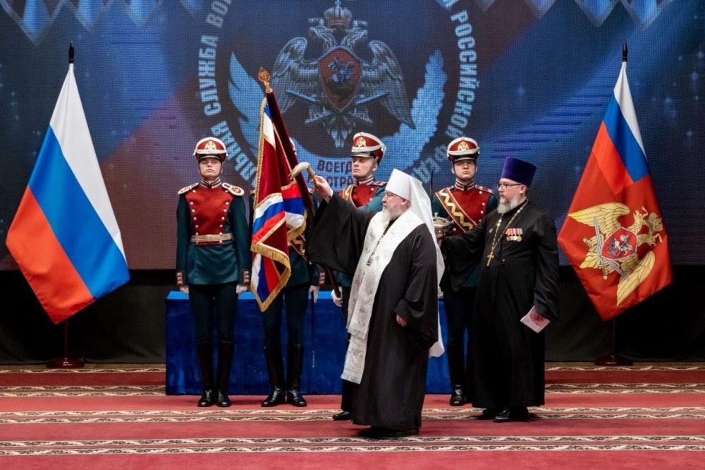 Митрополит Кирилл освятил штандарт главнокомандующего Росгвардии