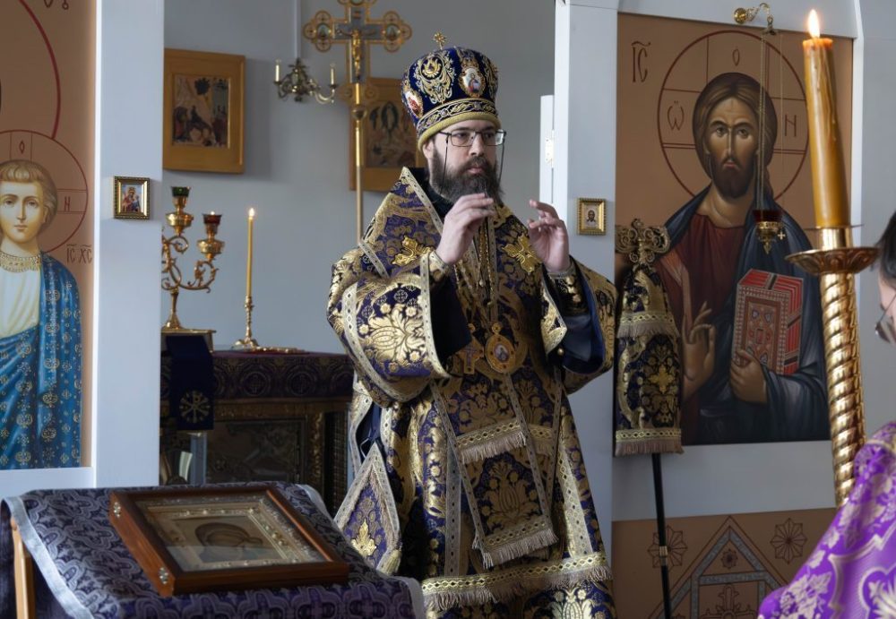 Архиепископ Зеленоградский Савва провел Литургию Преждеосвященных Даров в московском храме