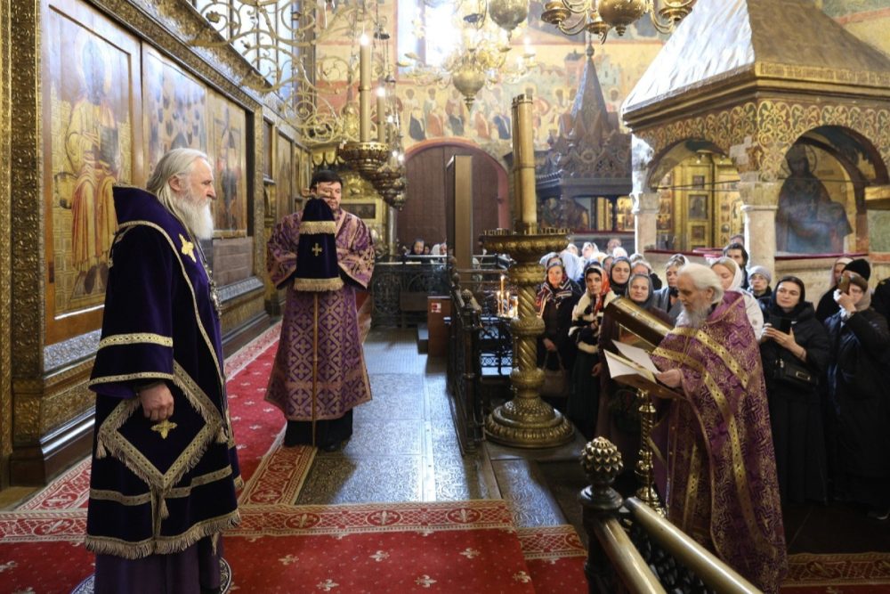 Митрополит Феогност совершил Литургию в Успенском соборе Кремля