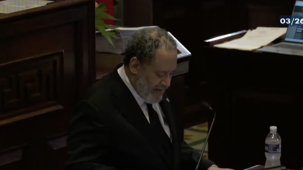 Законодатели покидают заседание после молитвы, осуждающей 'зверя белого христианского национализма' и Трампа как 'тирана'