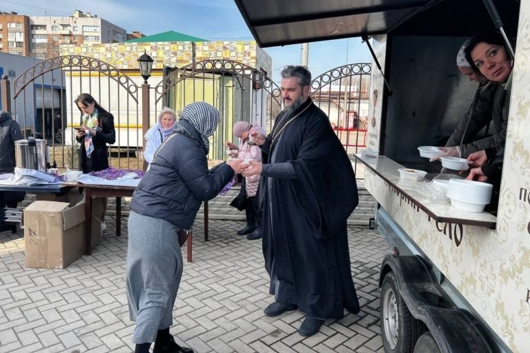 Казанская епархия запустила в Донецке регулярную раздачу горячих обедов