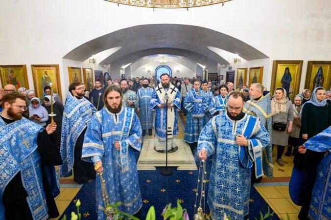 Митрополит Арсений провел утреню с акафистом в храме «Неопалима Купина»