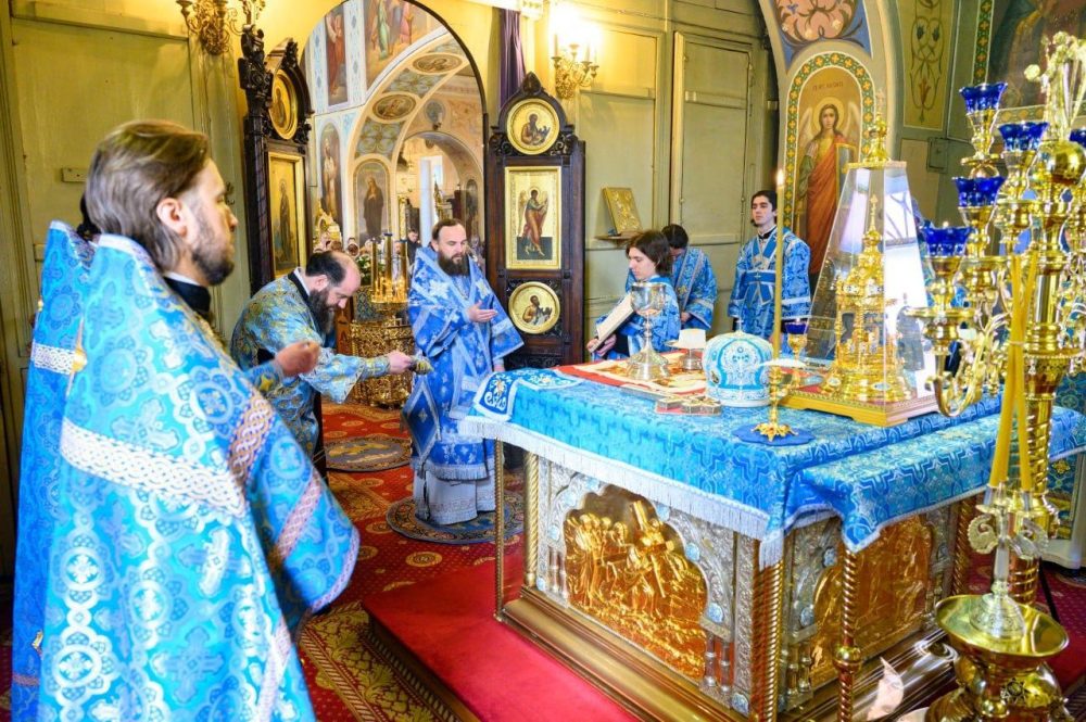 Митрополит Арсений возглавил литургию в храме Марьиной Рощи