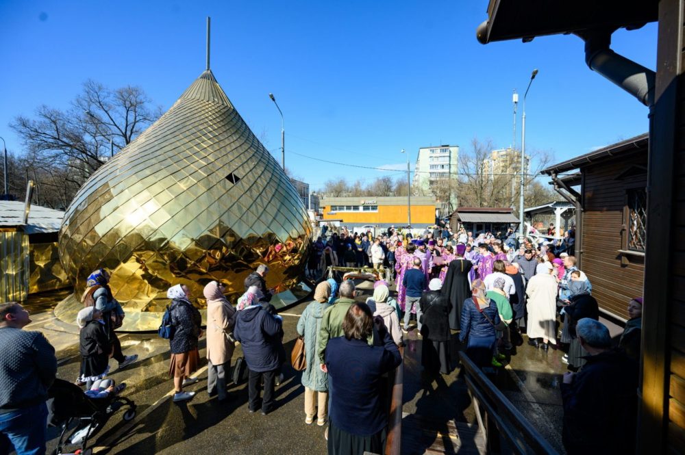 Освящены купол и крест нового храма в Ярославском районе Москвы