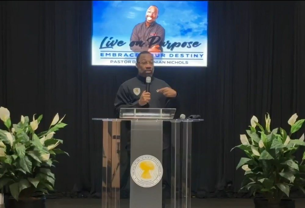 10 человек спасены после того, как мужчина направил пистолет на пастора во время похорон подростка, и никто не пострадал