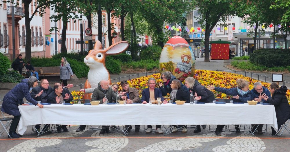 Когда Тайная вечеря возникает прямо на улице