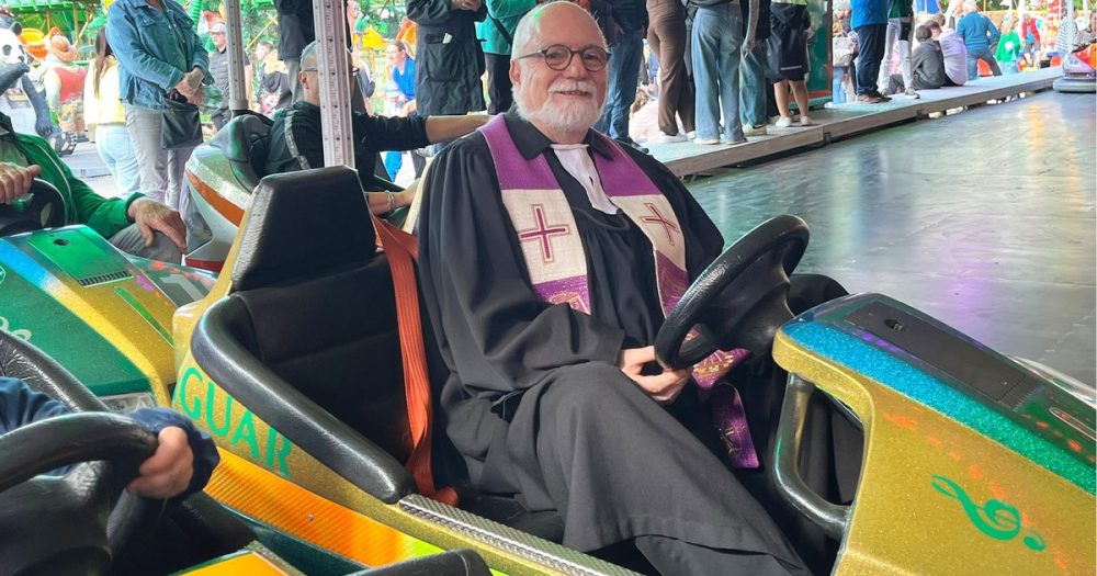 Среди балаганщиков и циркачей