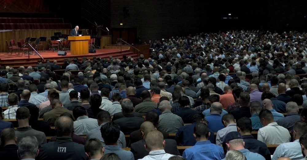 Христианская консультационная организация исключила церковь Grace Community из списка одобренных учебных центров