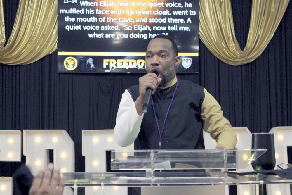 Почему 10 человек посвятили свои жизни Богу после того, как вооруженный мужчина направил оружие на пастора во время похорон