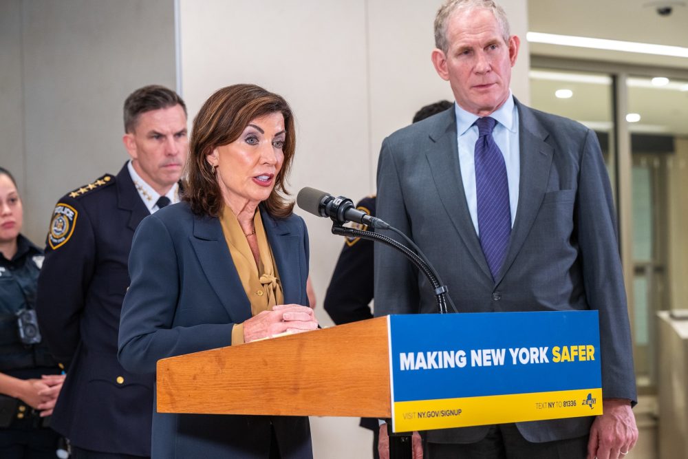 Губернатор Нью-Йорка Кэти Хохул благодарит Бога за спасение пассажиров после крушения маленького самолета на Гудзоне