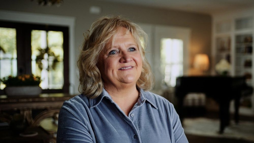 Чонда Пирс рассказывает о предательстве отца-пастора и исцелении во Христе в документальном фильме «Он называет меня дочерью»