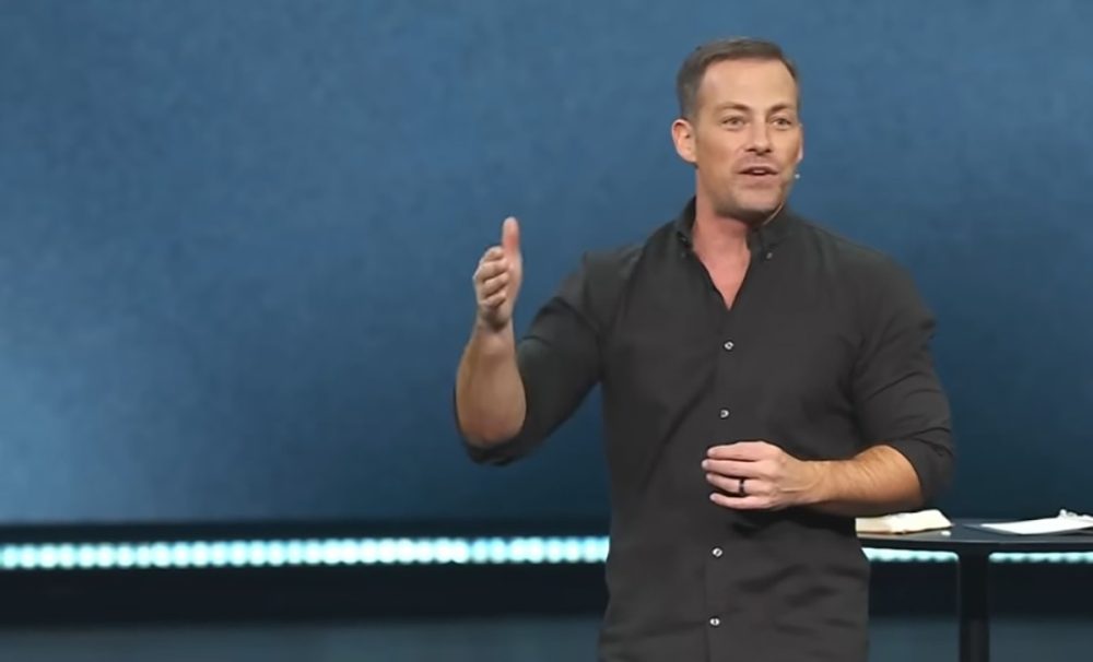 Пастор Джош Хауэртон призывает сожительствующие пары вступить в брак: 52 пары участвуют в совместной церемонии