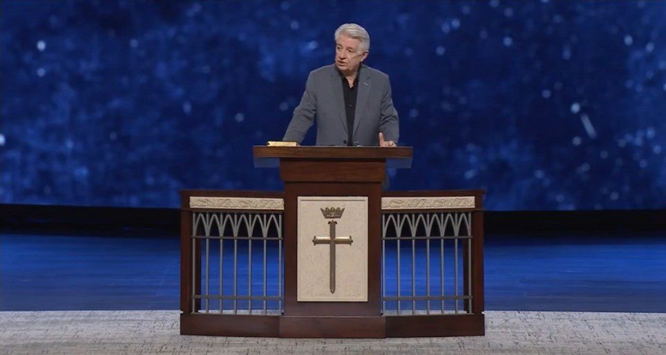 Мужчина выведен из церкви Prestonwood охраной во время проповеди о Израиле и войне в Иране