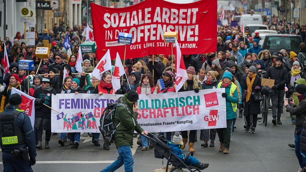 Борьба за права женщин: от домашних обязанностей к политическим достижениям